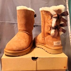 UGG Bailey Bow II, Chestnut color, size USA 5, NIB